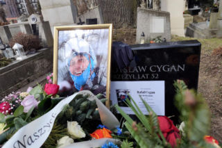 Ali Olszański był legendą, zginął tragicznie. Jego grób został ozdobiony w nietypowy sposób