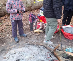 Matka z dziećmi nie miała dokąd pójść. By się ogrzać, rozpaliła ognisko nad Wisłą. Interweniowali strażnicy