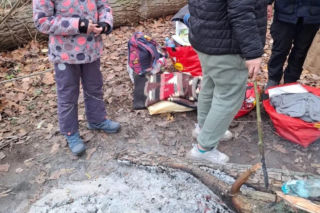 Matka z dziećmi nie miała dokąd pójść. By się ogrzać, rozpaliła ognisko nad Wisłą. Interweniowali strażnicy