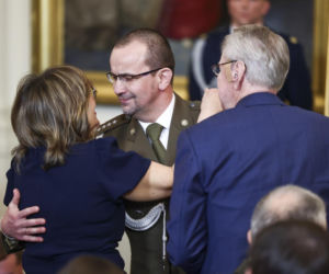 Ludzie poruszeni wyczynem żołnierza, którego pośmiertnie odznaczył Trump