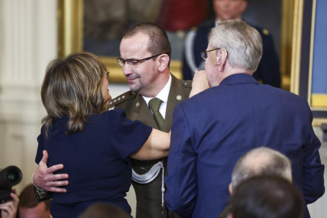 Ludzie poruszeni wyczynem żołnierza, którego pośmiertnie odznaczył Trump