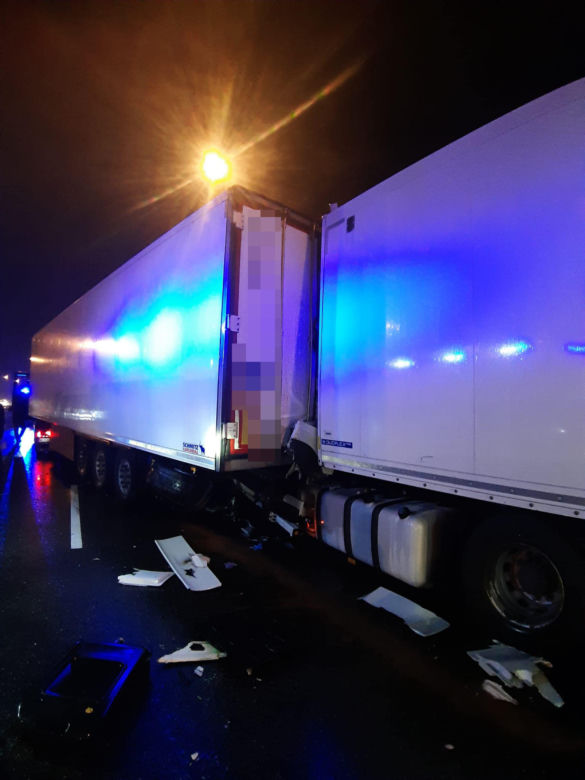 Nocny horror na A2. Zderzyły się dwie ciężarówki. Strażacy musieli wycinać kierowcę z kabiny!