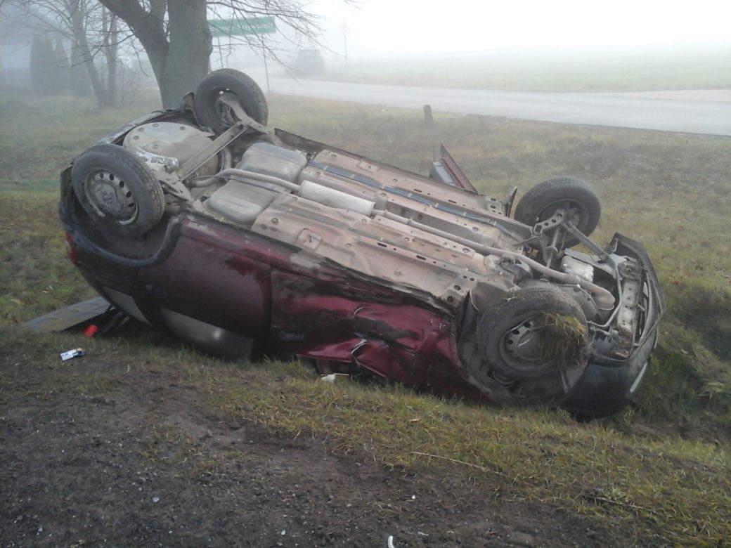 Wypadek na DK 19. Piotrowo-Trojany. Opel zderzył sie z volkswagenem. 2 osoby ranne