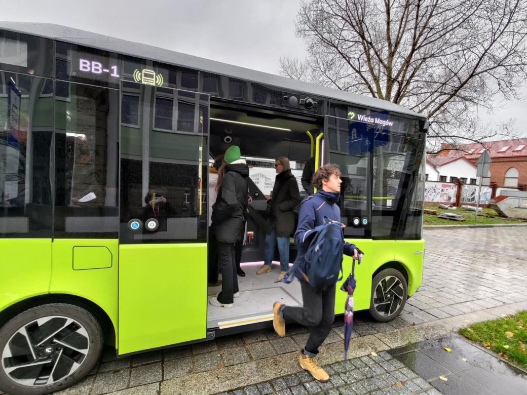 Bus bez kierowcy wozi ludzi