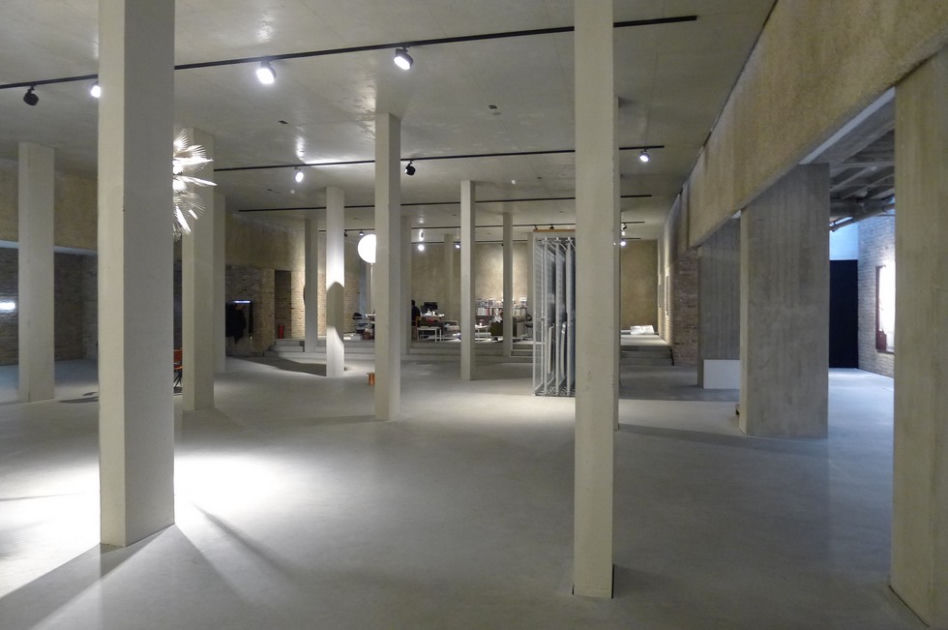 Galeria sztuki w brutalistycznym kościele