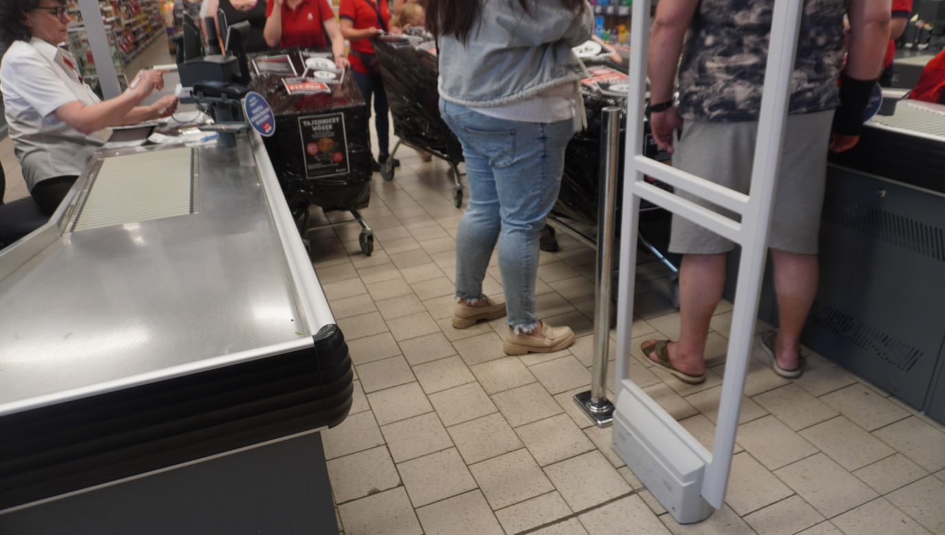 Tajemnicze wózki w Auchan w Olsztynie. Sprawdziliśmy, co było w środku. Zobacz zdjęcia!