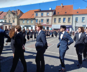 Polonez maturzystów z I LO na rynku w Ostrzeszowie