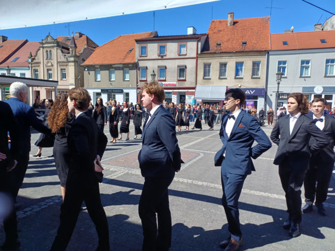 Polonez maturzystów z I LO na rynku w Ostrzeszowie