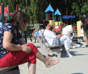 Senyszyn na plaży podrywa półnagich mężczyzn
