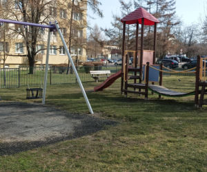 Huśtawki czy parking? Przed takim wyborem stoją mieszkańcy osiedla w Lublinie