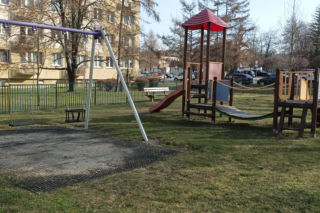 Huśtawki czy parking? Przed takim wyborem stoją mieszkańcy osiedla w Lublinie