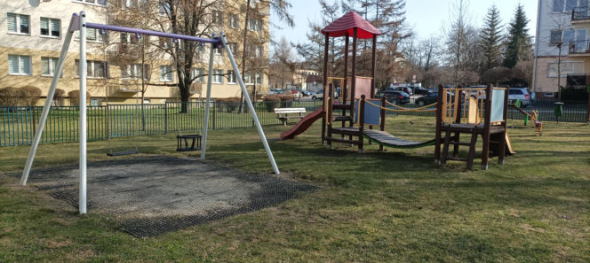 Huśtawki czy parking? Przed takim wyborem stoją mieszkańcy osiedla w Lublinie