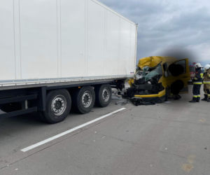 Bus firmy kurierskiej wbił się w ciężarówkę. Poważy wypadek i korki na A4 