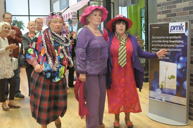 GALERIA 2. Aniela (Maria Maj), Bożenka (Emilia Krakowska), Wanda (Elżbieta Jodłowska)