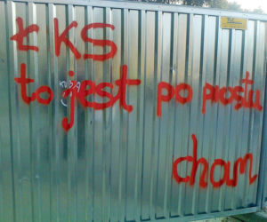 Widzew nosi czapkę z dupki od chleba, a ŁKS je komary... Derby Łodzi na murach