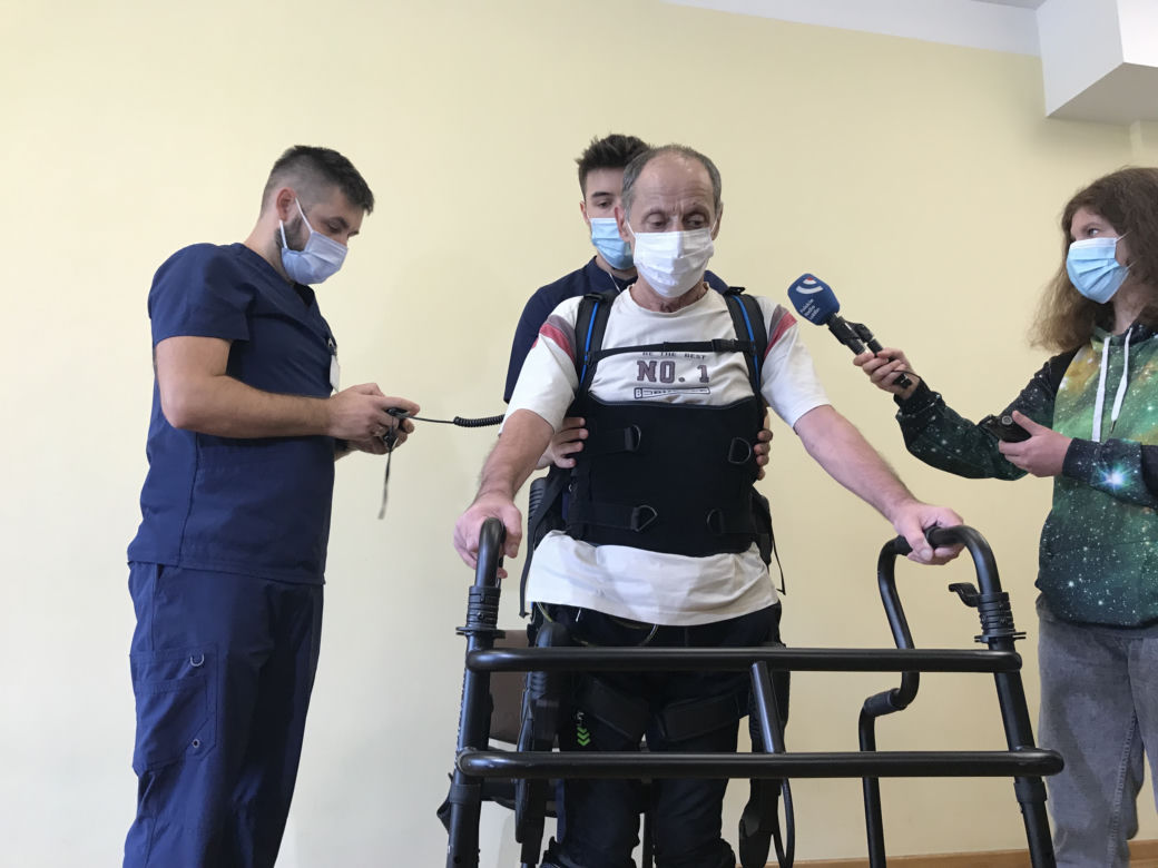 Jak działa egzoszkielet? Lubelski szpital pochwalił się nowoczesnym sprzętem 