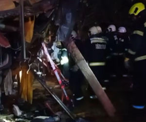 Tragiczny wypadek polskiego autokaru na Węgrzech. Strażacy musieli podnosić 24-tonowy wrak. Mamy wideo