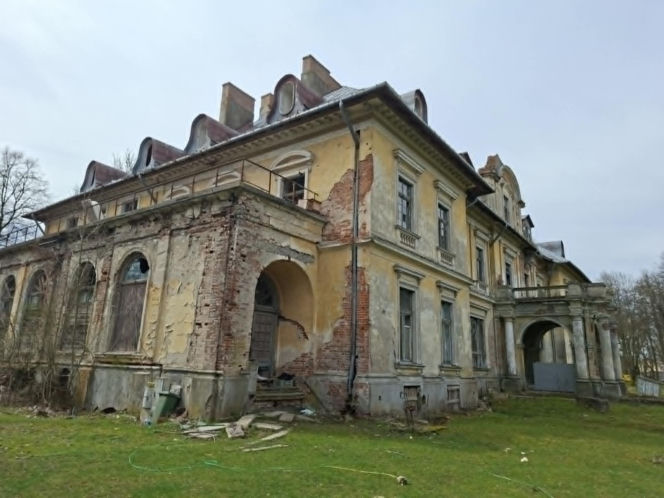 Kiedyś perła, dziś w ruinie. To nie jest zwykły pałac w Świętokrzyskiem (Pałac w Bałtowie)