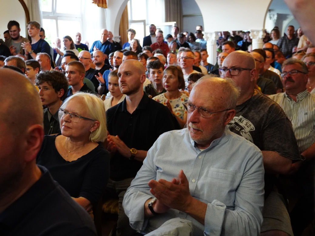 Tłumy na spotkaniu z Grzegorzem Braunem w Tarnowie. Mieszkańcy przynieśli gaśnice