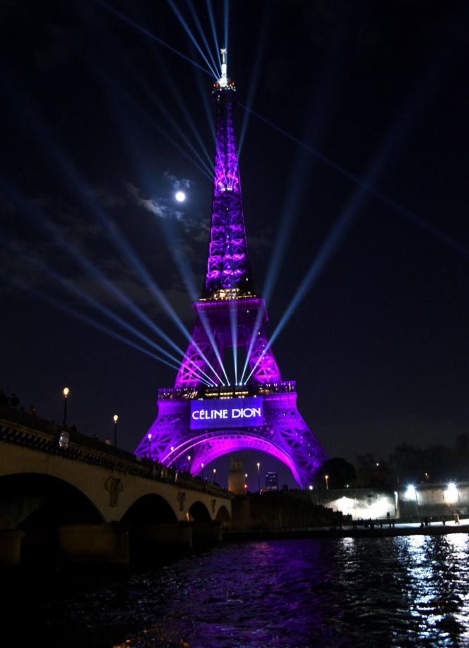 Wieża Eiffla rozbłysła na powrót Celine Dion