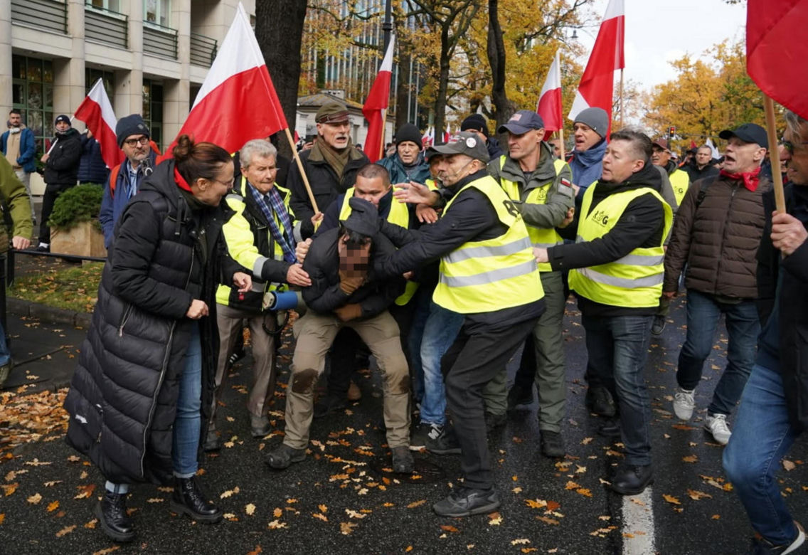 Uderzył kobietę przed Trybunałem Konstytucyjnym. Miał przy sobie nóż, pistolet i narkotyki!