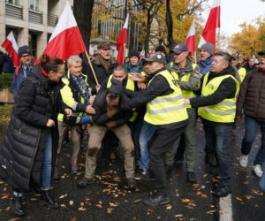 Uderzył kobietę przed Trybunałem Konstytucyjnym. Miał przy sobie nóż, pistolet i narkotyki!