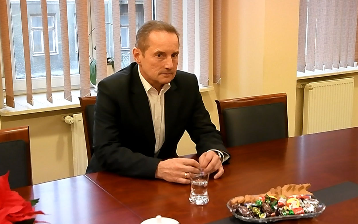 Przez żonę mieszka w samochodzie.