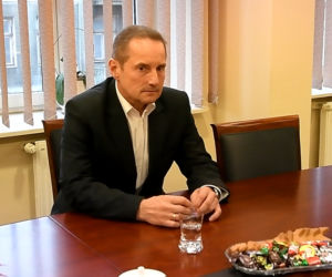 Przez żonę mieszka w samochodzie.