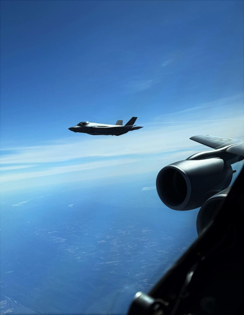 Polski F-35A Husarz po tankowniu z KC-135 Stratotanker
