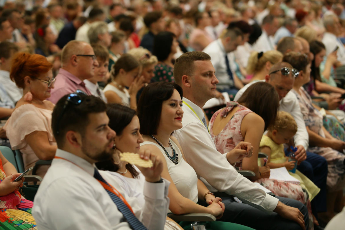 Kongres Świadków Jehowy 2024. W niedzielnych wydarzeniach wzięły udział tłumy