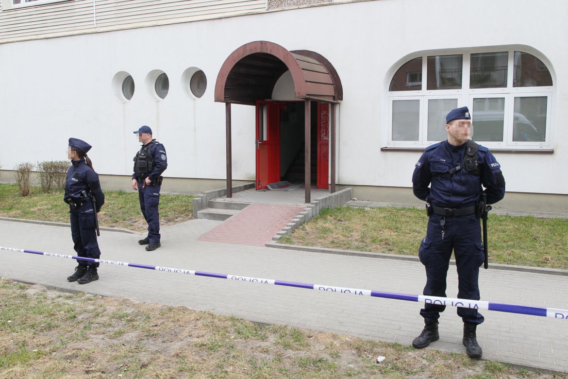 Przerażająca relacja sąsiadów, W mieszkaniu w Wołominie znaleziono ciała dwóch osób, ranny 19-latek w szpitalu