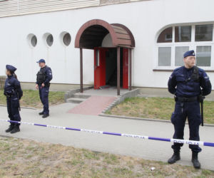 Przerażająca relacja sąsiadów, W mieszkaniu w Wołominie znaleziono ciała dwóch osób, ranny 19-latek w szpitalu