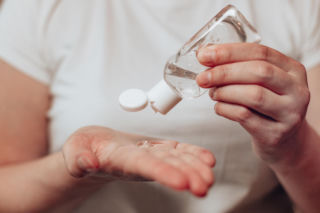 Miał chronić przed zarazkami, a może szkodzić skórze. Eksperci CDC biją na alarm