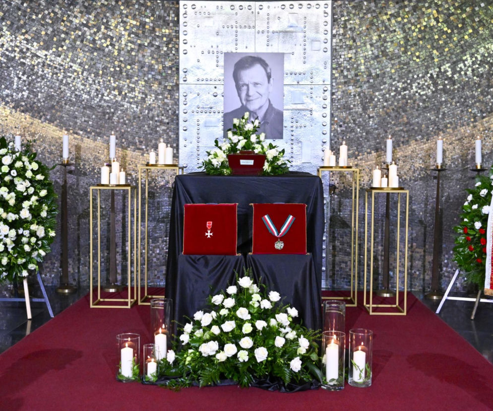 Zaskakujący widok na pogrzebie Frycza. Pojawili się żołnierze