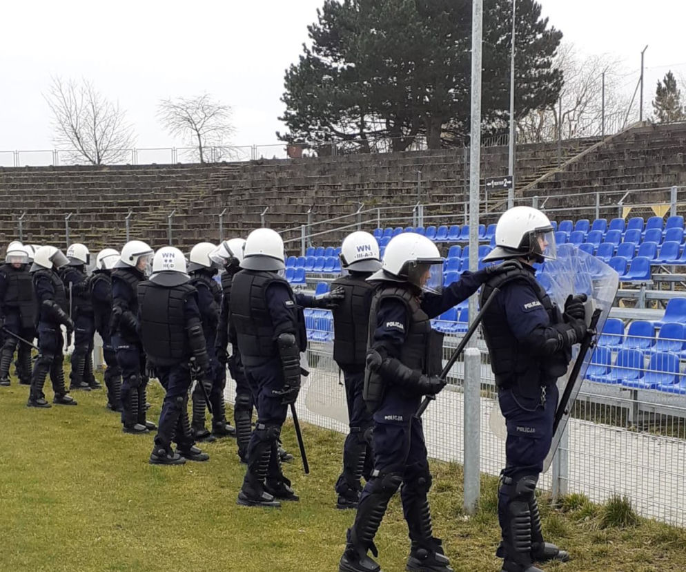 Ćwiczenia policji na stadionie