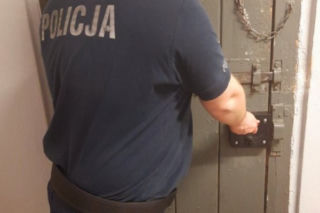 Nastolatek napadał z nożem i bił policjantów! Sam przyszedł na komisariat