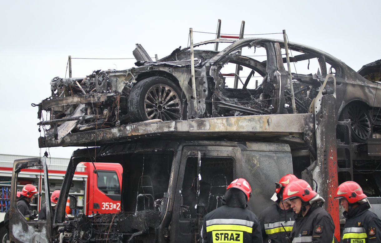 Pożar lawety z luksusowymi samochodami