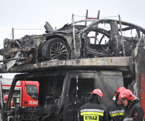 Pożar lawety z luksusowymi samochodami