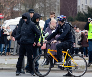Wepchnęli Piotra pod autobus z zemsty. Tragedia w Pabianicach