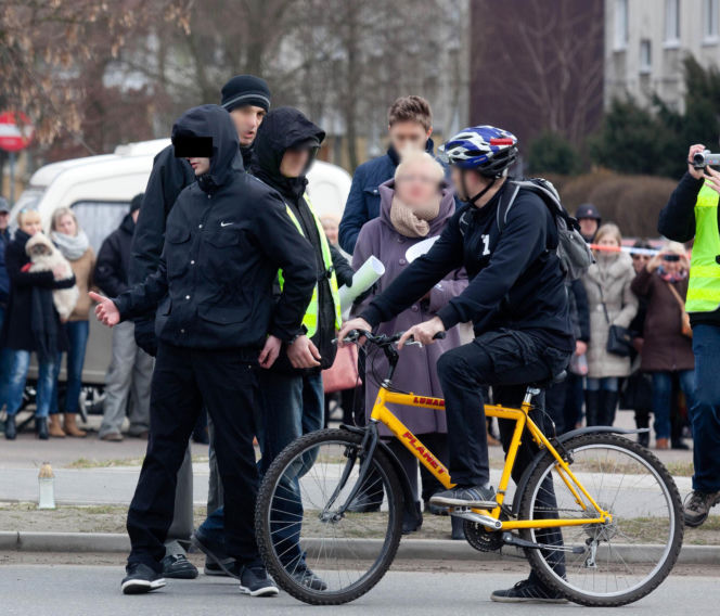 Wepchnęli Piotra pod autobus z zemsty. Tragedia w Pabianicach