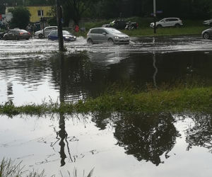 Po burzy w Łodzi zalane ulice i mnóstwo utrudnień. Tak wygląda ul. Włókniarzy