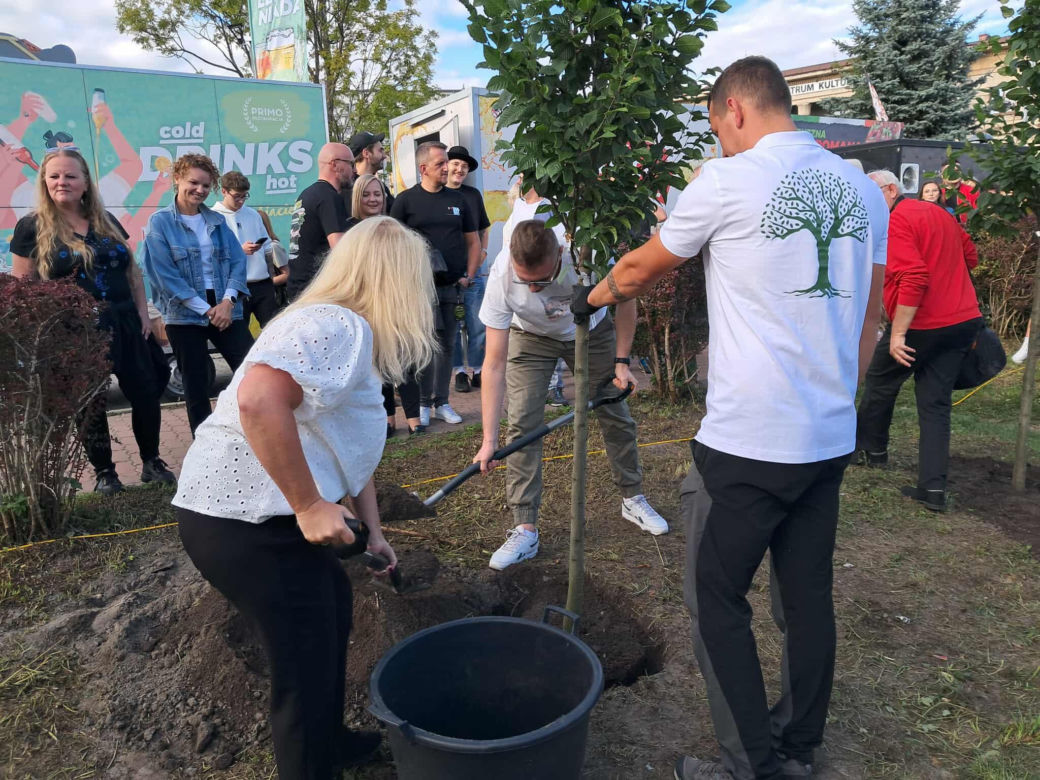 Nocny Kochanek posadził 10 drzew na 10-lecie zespołu