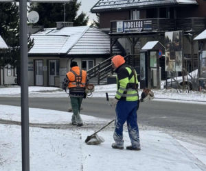 Koszą trawę w śniegu. Takie sceny tylko w Zieleńcu