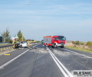 Citroen zderzył się czołowo z wywrotką. Groźny wypadek pod Oleśnicą