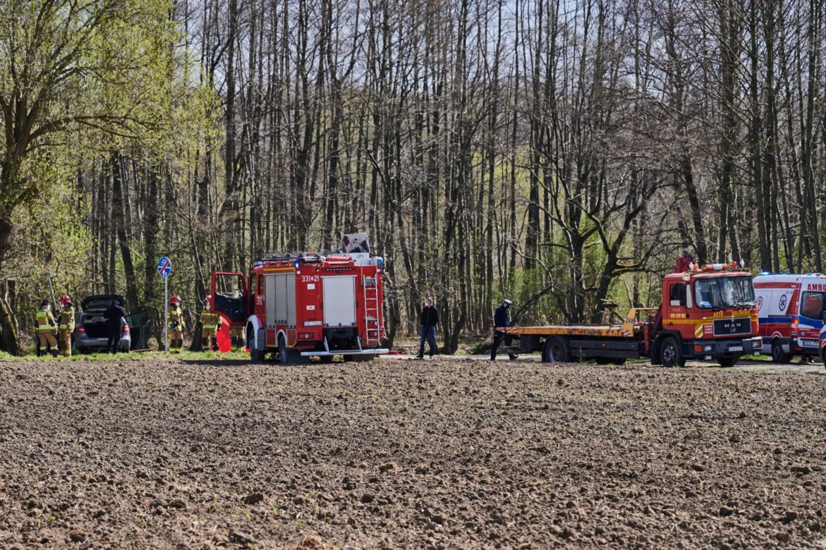 Auto wjechało do Raduni w Juszkowie. 40-letni kierowca nie przeżył