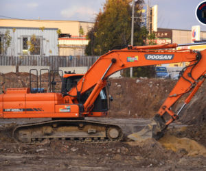 Śmierć przy Łopuszańskiej. Łyżka koparki przygniotła robotnika