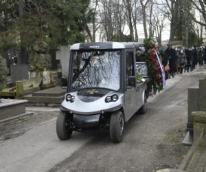 Pogrzeb Krzysztofa Kowalewskiego. Żona i córka aktora na Starych Powązkach