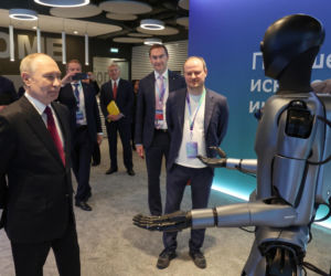 Robot podszedł do Putina! Nie zgadniesz, co zrobił potem