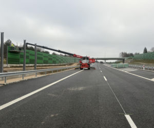 Na autostradzie A2 na wschód od Warszawy prace idą pełną parą, zarówno w dzień, jak i po zmroku