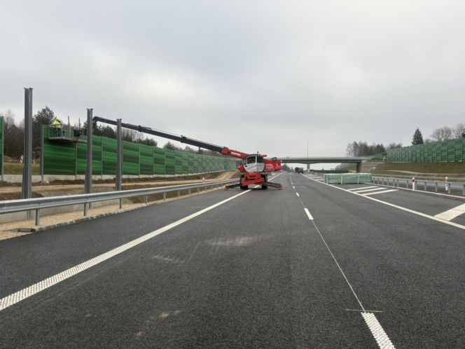 Na autostradzie A2 na wschód od Warszawy prace idą pełną parą, zarówno w dzień, jak i po zmroku